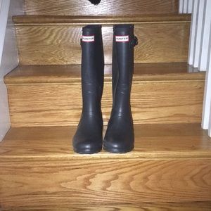 Hunter boots size 8 (US women’s); navy blue